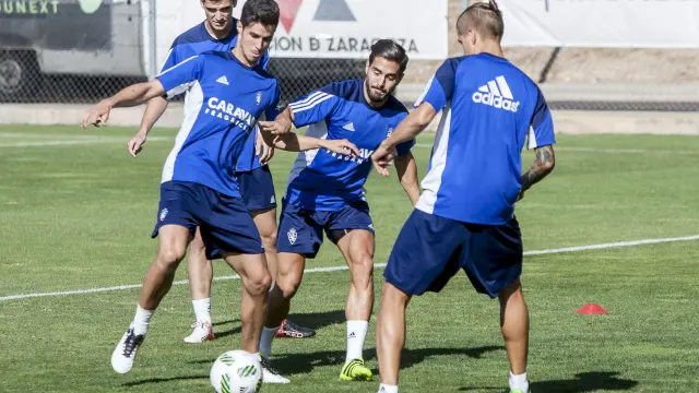 Edu García, Javi Ros y Wilk durante el entrenamiento que llevó a cabo ayer el Real Zaragoza en la Ciudad Deportiva.