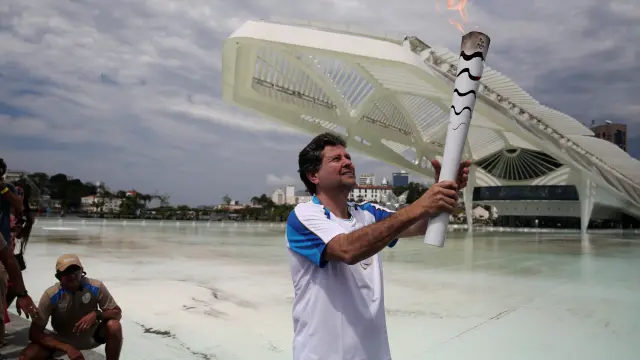 Ricardo Piquet sostiene la llama paraolímpica en Río de Janeiro