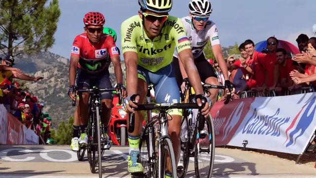 El ciclista español, Alberto Contador junto a Nairo Quintana a su derecha y Christopher Froome en la decimoséptima Vuelta a España.