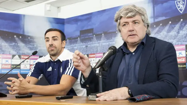 Narciso Juliá, junto a José Enrique, en la rueda de prensa de presentación del jugador este jueves en La Romareda.