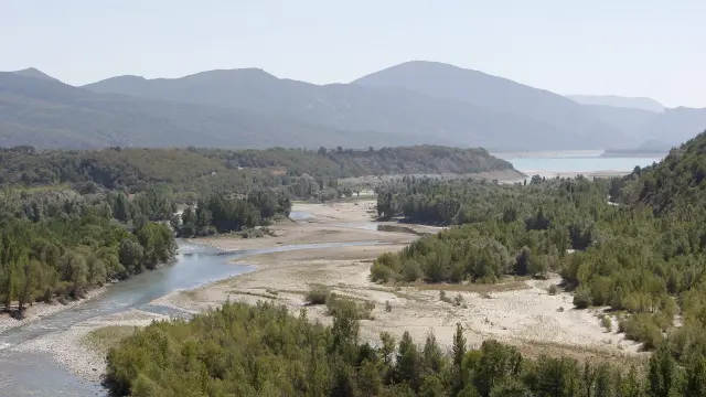 Río Cinca a su paso por Ainsa hacia el embalse de Mediano