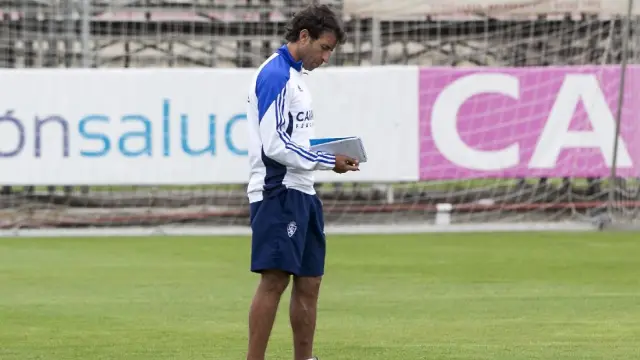 Luis Milla repasa sus anotaciones en la libreta durante el entrenamiento en la Ciudad Deportiva.