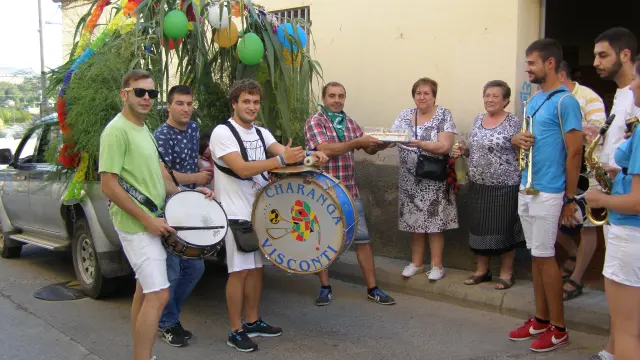 La charanga puso música a la recogida de tartas en las calles del barrio de Tórtoles.