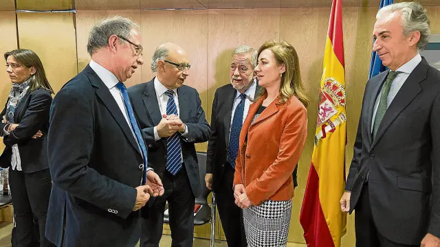 El consejero Fernando Gimeno, con el ministro Cristóbal Montoro y sus tres secretarios de Estado.