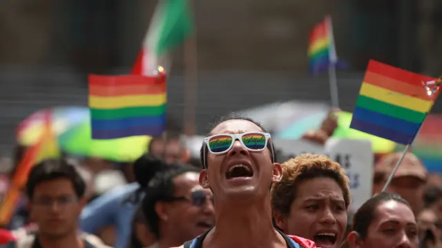 Cientos de Personas Marchan por el Estado laico y contra Homofobia en México