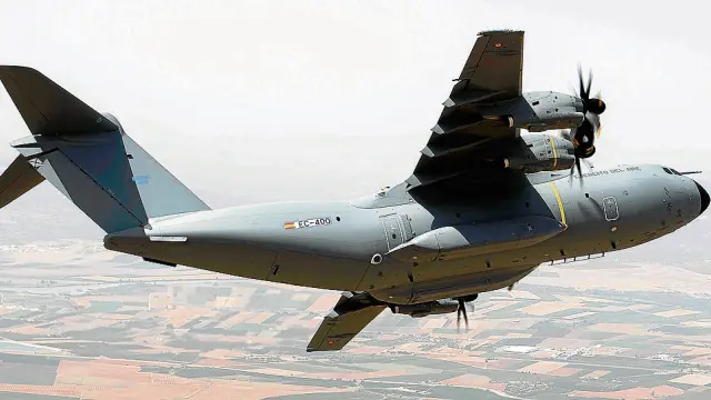 El avión A400M que voló el pasado lunes en Sevilla y se trasladará a la Base de Zaragoza.