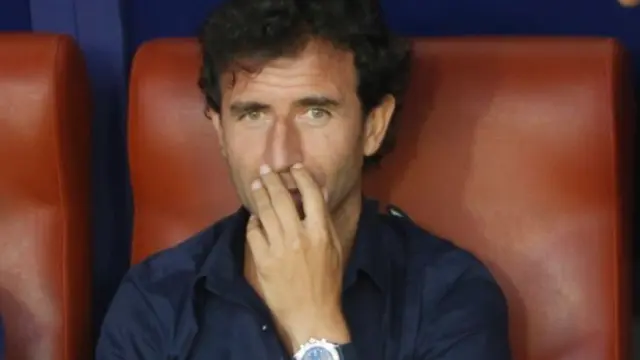 Luis Milla, pensativo, en el banquillo del Ciutat de Valencia durante el partido del pasado sábado entre el Levante y el Real Zaragoza