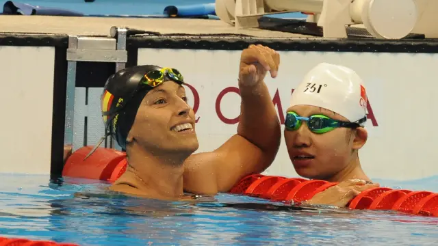 Perales junto con la china Xihan Xu, ganadora de la final de los 50 metros mariposa S5