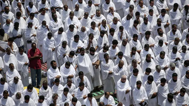 Peregrinos se disponen a rezar a su llegada a La Meca.