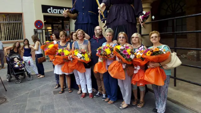 Las siete amas de casa de la Asociación La Garnacha recibieron flores ayer del Ayuntamiento.