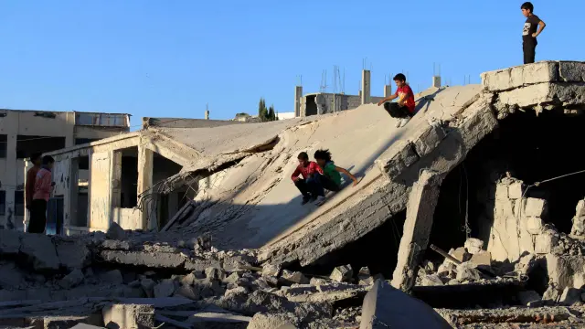 Niños sirios jugaban este martes sobre un edificio en ruinas.