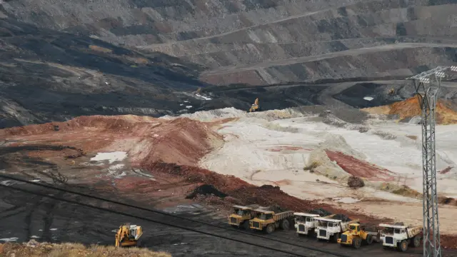 La mina a cielo abierto de Ariño en la fotografía es actualmente la más rentable del país.