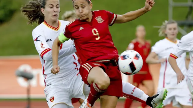 El equipo de fútbol femenino contra Montenegro