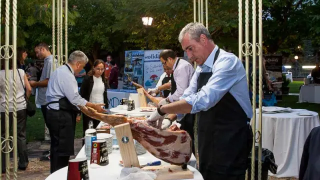 Un cortador de jamón de la DO. Teruel, durante la fiesta de presentación del nuevo catálogo.