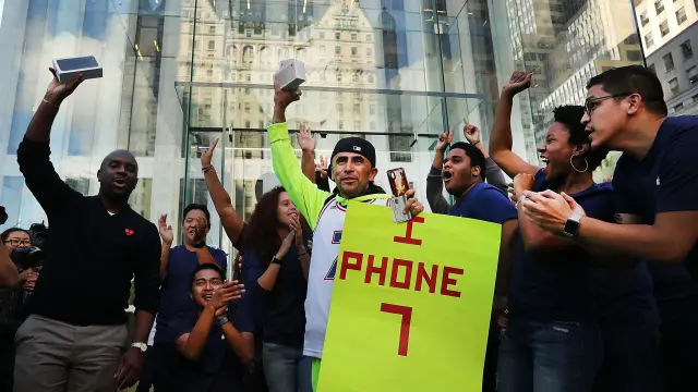 Largas filas, paciencia e ilusión en el primer día de venta del iPhone 7