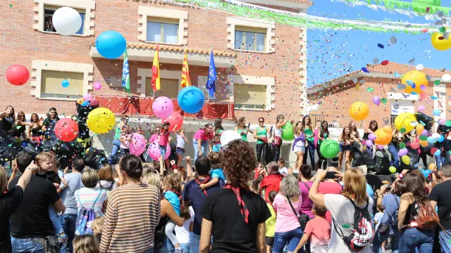 El estallido del Chupinazo marca el inicio de las Fiestas de 'La Santa' en Mequinenza.