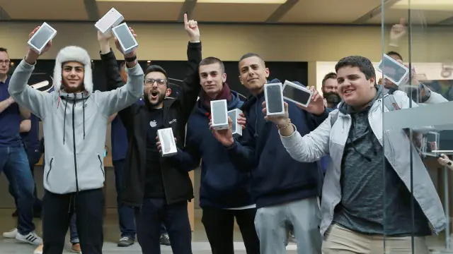 Primeros australianos en conseguir el nuevo iphone 7 en Sídney.