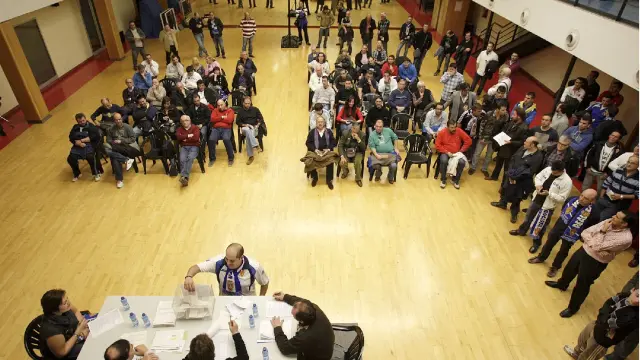 Imagen de la jornada electoral en la Federación de Peñas del Real Zaragoza de hace cuatro años, en noviembre de 2012.