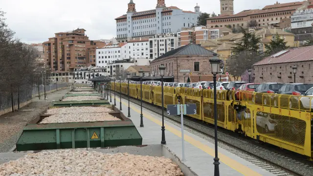 El tren de más de 500 metros que General Motors envía a Valencia dos veces por semana cargado de coches la foto es del pasado mes de marzo estaciona en la vía principal de Teruel por ser la única con dimensiones suficientes.