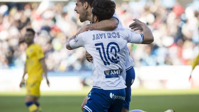 Javi Ros, felicitado por Dorca, tras marcar en abril el primer gol al Alcorcón en el partido de La Romareda entre ambos equipos.
