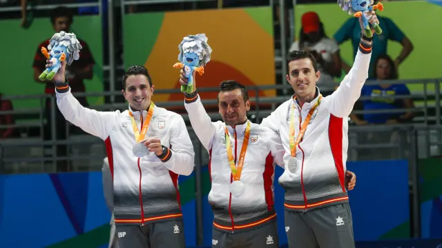El equipo español de tenis de mesa recibe su medalla de plata