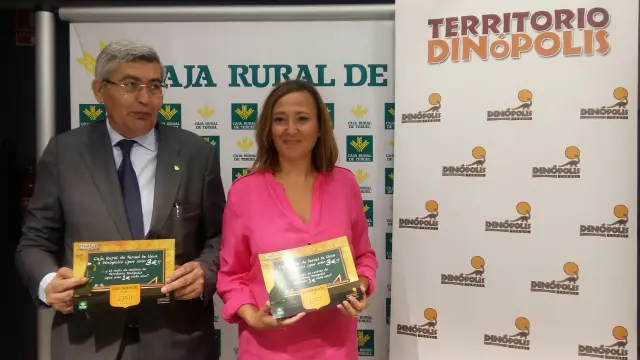 El director general de Caja Rural de Teruel, José Antonio Pérez Cebrián y la consejera de Educación, Mayte Pérez.