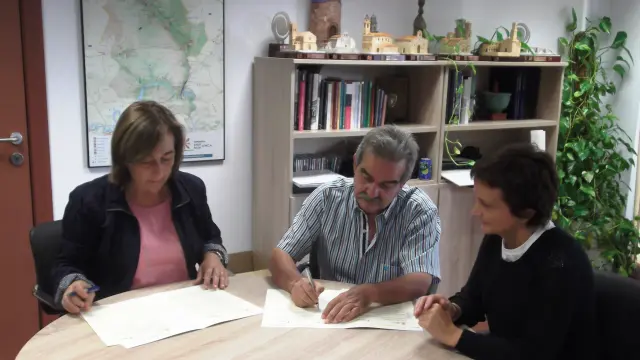 Firma del acuerdo etre la comarca del Bajo Cinca y la AECC, este lunes.