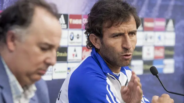 Luis Milla explica sus impresiones a la prensa antes del partido ante el Nástic en Tarragona.
