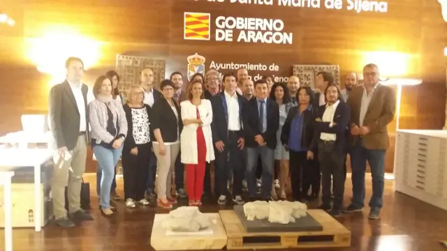 Los miembros de la Comisión de Cultura de Las Cortes en los antiguos dormitorios, donde ya son visibles algunas de las 53 obras recuperadas.