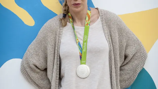 Luci Pascua posa con su medalla de plata en Zaragoza.