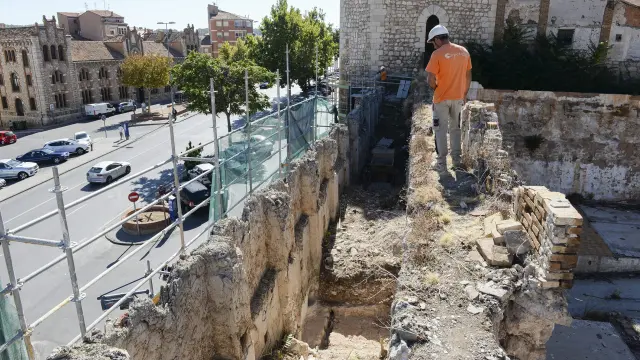 Trabajos de restauración en el tramo de la muralla carlista contiguo al torreón de la Bombardera.