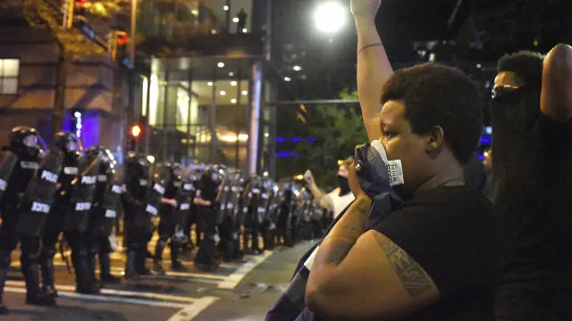Noche de protestas en la ciudad estadounidense de Charlotte.