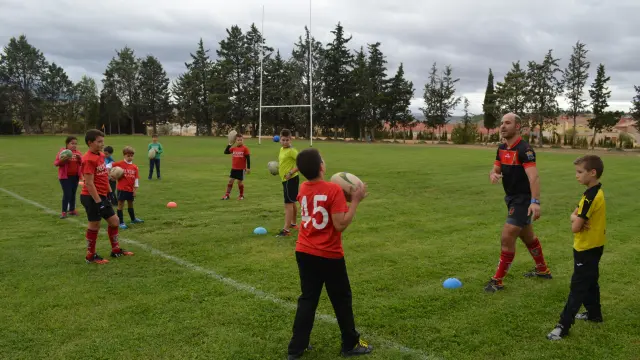 Los niños aprenden los secretos del rugby, un deporte con tradición en Tarazona.