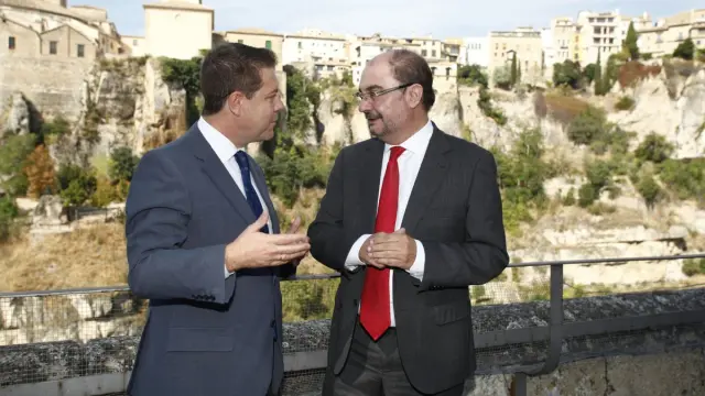 García-Page, a la izquierda, y Javier Lambán se han reunido hoy en Cuenca.