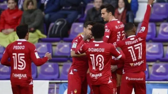 Lanzarote celebra el primer tanto logrado por el Real Zaragoza en Valladolid en su último triunfo fuera de casa, el 14 de abril. Junto a él, Pedro, Dorca, Dongou e Hinestroza. Solo Lanzarote jugará esta vez en Soria.