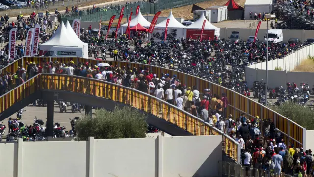 Miles de personas han acudido este domingo a Alcañiz para no perderse la cita de los mejores pilotos del mundo en el Gran Premio Movistar de Aragón.