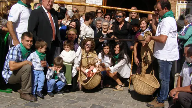 Daniel, bebé de Lituénigo se ha pesado en la balanza acompañado de toda su familia.