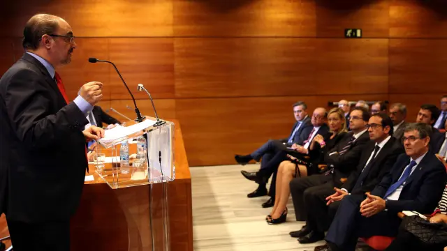 El presidente de Aragón, Javier Lambán, en una conferencia de la Vanguardia.