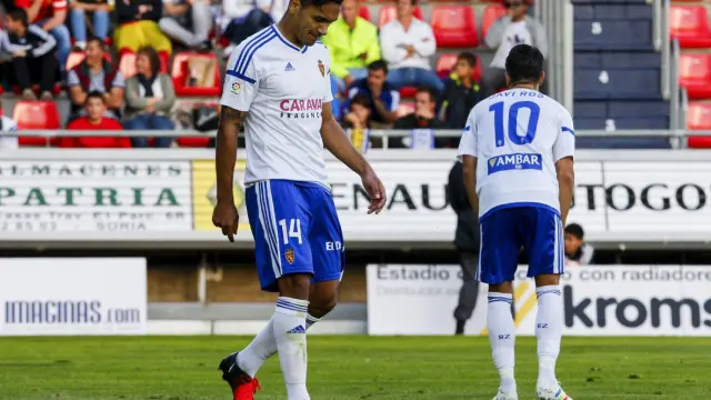 Marcelo Silva, cabizbajo, durante la segunda parte del partido de Soria ante el Numancia. Al fondo, Javi Ros.