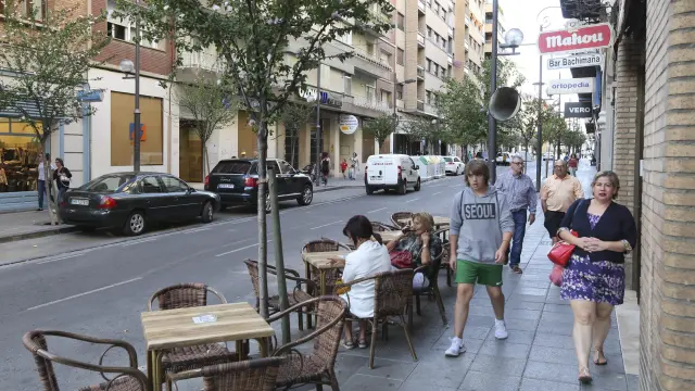Coches estacionados en la calle Zaragoza, una de las vías peatonales de Huesca.