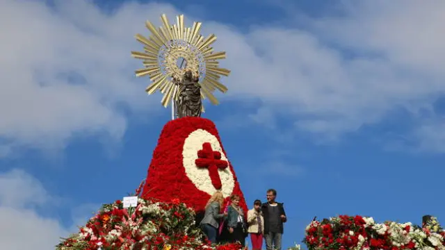El PP pide que los zaragozanos puedan seguir accediendo al manto de la Virgen del Pilar para fotografiarse.