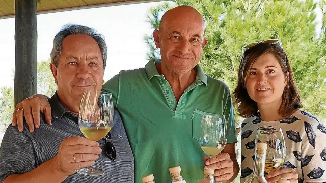 Jesús Sesé, Jesús Artajona y Marta Serrano, en el merendero de Enate, con los nuevos vinos de la cosecha 2016.