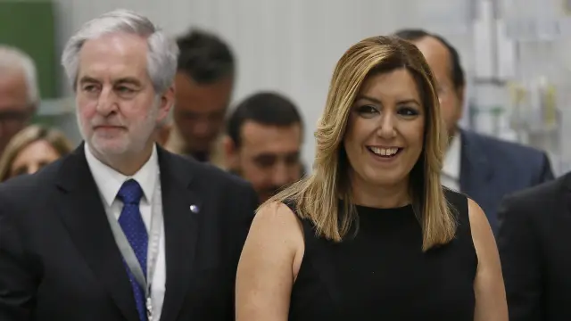 La presidenta de la Junta de Andalucía, Susana Díaz, durante su visita hoy a la planta de Airbus en Puerto Real (Cádiz).