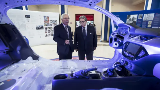 Blanchard y Teruel observan el interior de un Corsa con las piezas fabricadas por CEFA, ayer.