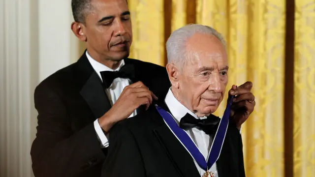 Barack Obama y Simon Peres en junio de 2012.