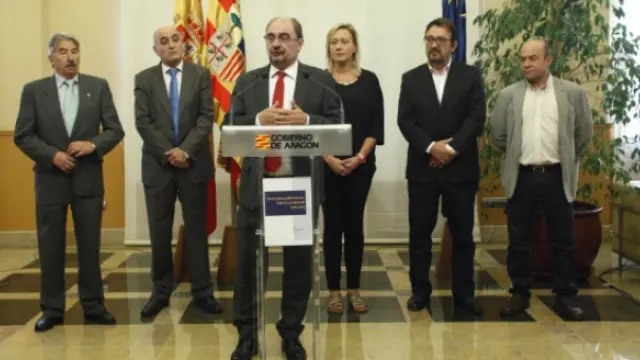 El presidente del Gobierno aragonés, Javier Lámban, acompañado por los agentes sociales en el Salón  de Columnas de la DGA