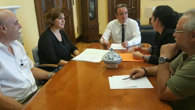 La alcaldesa de El Frasno, Raquel Naranjo, y otros concejales de la localidad se han reunido con el presidente de la Diputación de Zaragoza.