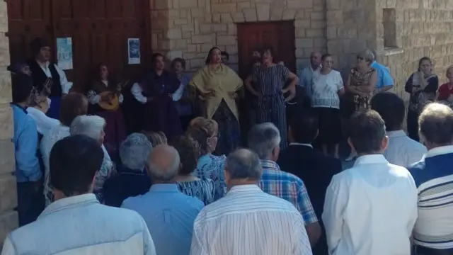 En Sodeto, el grupo Aires Monegrinos ha sido el encargado de amenizar la misa baturra.