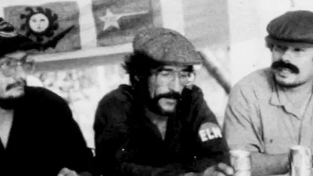 Manuel Pérez, en el centro de la imagen con brazalete del ELN.
