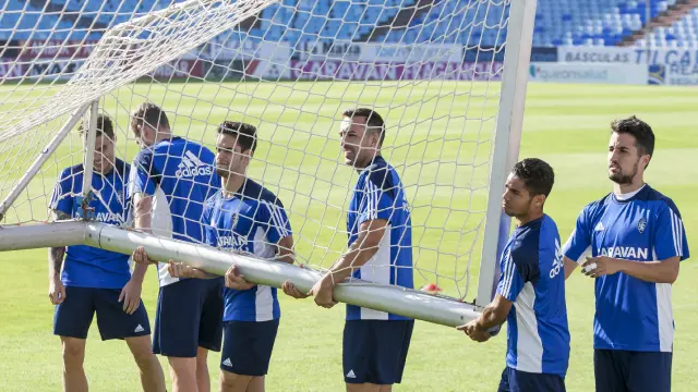 Los jugadores, con una portería portátil en el entrenamiento del viernes en La Romareda.